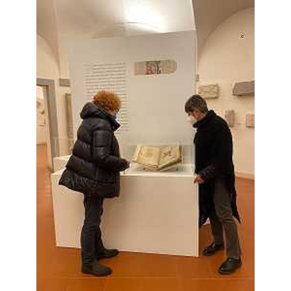 L'assessore regionale alla Cultura Tiziana Gibelli durante la visita alla mostra "Tutte quelle vive luci. Codici miniati della Commedia". - L'assessore regionale alla Cultura Tiziana Gibelli durante la visita alla mostra "Tutte quelle vive luci. Codici miniati della Commedia".