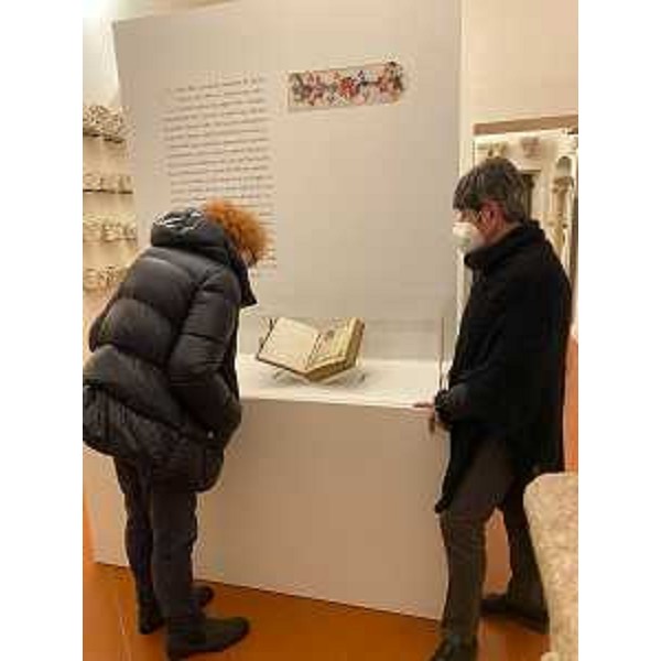 L'assessore regionale alla Cultura Tiziana Gibelli durante la visita alla mostra "Tutte quelle vive luci. Codici miniati della Commedia". - L'assessore regionale alla Cultura Tiziana Gibelli durante la visita alla mostra "Tutte quelle vive luci. Codici miniati della Commedia".
