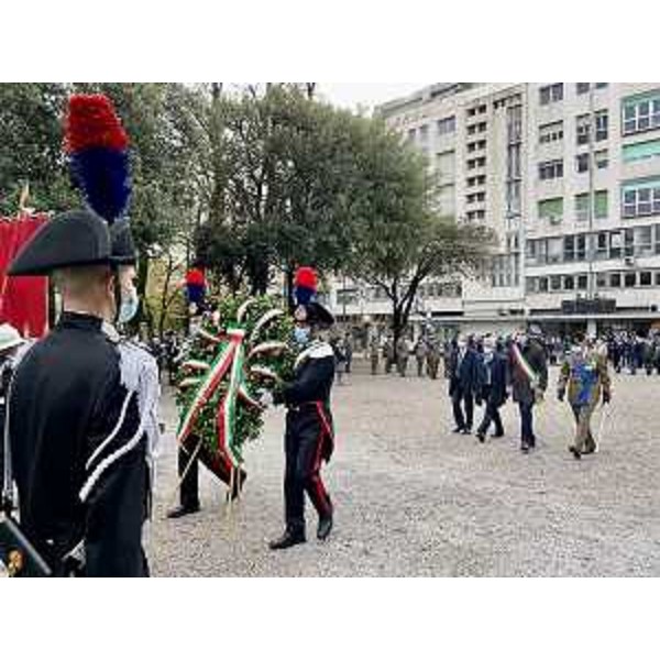 La deposizione della corona d'alloro nei pressi del monumento ai Caduti per la Patria in piazzale Ellero a Pordenone - La deposizione della corona d'alloro nei pressi del monumento ai Caduti per la Patria in piazzale Ellero a Pordenone 