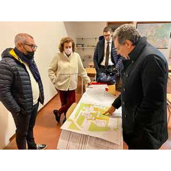 Il sopralluogo al plesso di Meduno della scuola elementare e media dell'assessore regionale alle Infrastrutture Graziano Pizzimenti insieme al sindaco Marina Crovatto - Il sopralluogo al plesso di Meduno della scuola elementare e media dell'assessore regionale alle Infrastrutture Graziano Pizzimenti insieme al sindaco Marina Crovatto
