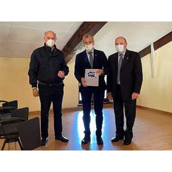 Il presidente del Cr Fvg, Piero Mauro Zanin, riceve il volume dall'autore Amos D'Antoni e dal presidente Elio Di Giusto (a sinistra) - Il presidente del Cr Fvg, Piero Mauro Zanin, riceve il volume dall'autore Amos D'Antoni e dal presidente Elio Di Giusto (a sinistra)