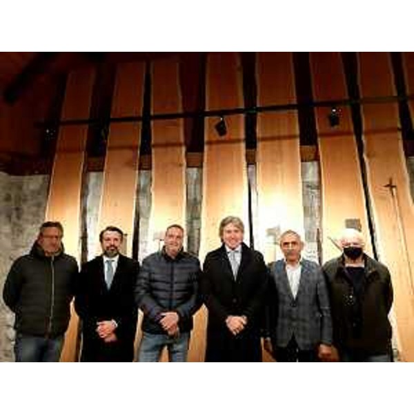 L'assessore regionale Sergio Emidio Bini e gli ammnistratori locali della Carnia presenti all'incontro - L'assessore regionale Sergio Emidio Bini e gli ammnistratori locali della Carnia presenti all'incontro 