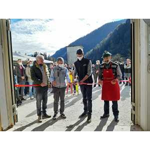 L'assessore regionale alle Risorse agroalimentari, forestali, ittiche e montagna Stefano Zannier, con l'imprenditore Davide Flora, il nonno del giovane e il sindaco di Sutrio - Sutrio, 6 novembre 2021 - L'assessore regionale alle Risorse agroalimentari, forestali, ittiche e montagna Stefano Zannier, con l'imprenditore Davide Flora, il nonno del giovane e il sindaco di Sutrio - Sutrio, 6 novembre 2021