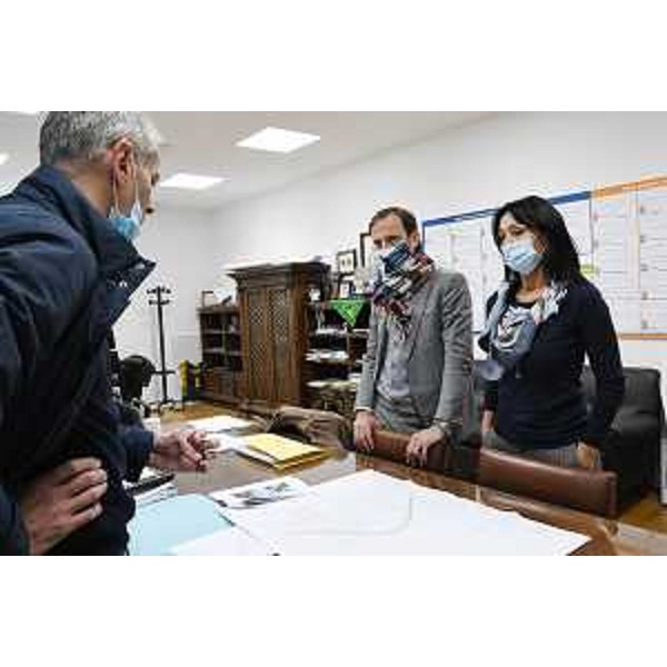 Il governatore del Friuli Venezia Giulia Massimiliano Fedriga durante l'incontro con il sindaco di Monfalcone Anna Maria Cisint. - Il governatore del Friuli Venezia Giulia Massimiliano Fedriga durante l'incontro con il sindaco di Monfalcone Anna Maria Cisint.