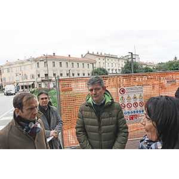 Il governatore del Friuli Venezia Giulia Massimiliano Fedriga durante il sopralluogo effettuato assieme al sindaco di Monfalcone Anna Maria Cisint al cantiere per la riqualificazione e la messa in sicurezza della Roggia San Giusto. - Il governatore del Friuli Venezia Giulia Massimiliano Fedriga durante il sopralluogo effettuato assieme al sindaco di Monfalcone Anna Maria Cisint al cantiere per la riqualificazione e la messa in sicurezza della Roggia San Giusto.