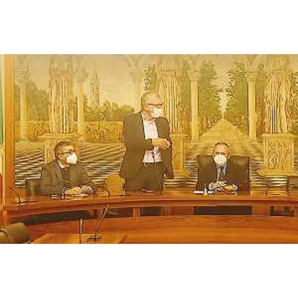 Piero Mauro Zanin (al centro) durante il suo intervento a Codroipo; a destra Fabio Marchetti, sindaco di Codroipo, a sinistra Fabrizio Pitton di Talmassons - Piero Mauro Zanin (al centro) durante il suo intervento a Codroipo; a destra Fabio Marchetti, sindaco di Codroipo, a sinistra Fabrizio Pitton di Talmassons