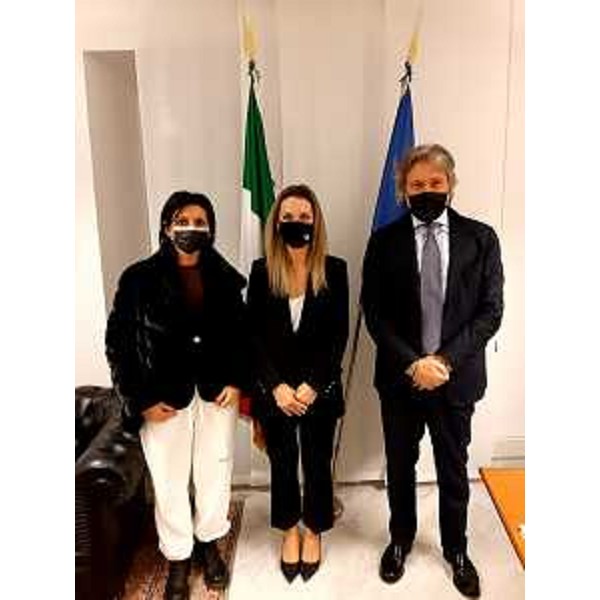 L'assessore regionale alle Attività produttive, Sergio Emidio Bini, a Roma, con i sottosegretari Vannia Gava, a sinistra, e Valentina Vezzali, a destra. - L'assessore regionale alle Attività produttive, Sergio Emidio Bini, a Roma, con i sottosegretari Vannia Gava, a sinistra, e Valentina Vezzali, a destra.