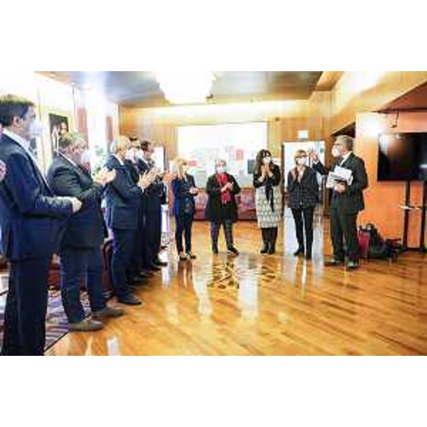 IL presidente del Cr Fvg, Piero Mauro Zanin, e alcuni consiglieri all'inaugurazione della mostra insieme alle organizzatrici - IL presidente del Cr Fvg, Piero Mauro Zanin, e alcuni consiglieri all'inaugurazione della mostra insieme alle organizzatrici