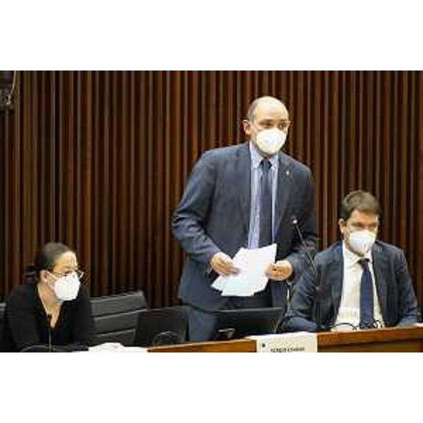 Il capogruppo Cristian Sergo accanto a Ilaria Dal Zovo e Andrea Ussai sui banchi del Movimento Cinque Stelle - Il capogruppo Cristian Sergo accanto a Ilaria Dal Zovo e Andrea Ussai sui banchi del Movimento Cinque Stelle