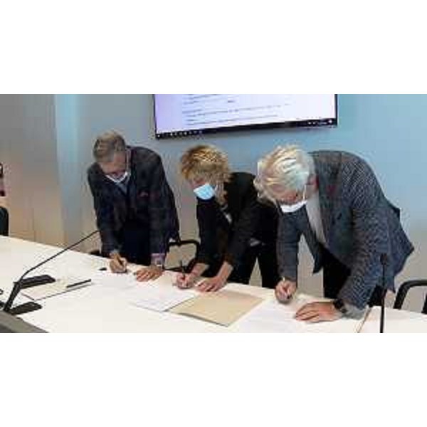 L'assessore alle Finanze Barbara Zilli insieme ai presidenti delle Camerte di Commercio di Pordenone-Udine e della Venezia Giulia in occasione della firma della convenzione per l'assegnazione agli enti camerali delle procedure relative alle richieste di risarcimento a favore dei soci colpiti dal crac - L'assessore alle Finanze Barbara Zilli insieme ai presidenti delle Camerte di Commercio di Pordenone-Udine e della Venezia Giulia in occasione della firma della convenzione per l'assegnazione agli enti camerali delle procedure relative alle richieste di risarcimento a favore dei soci colpiti dal crac