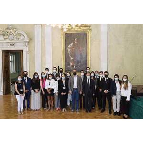 L'assessore regioale ai Corregionali Pierpaolo Roberti con i corsisti di "Origini" nel palazzo della Regione a Trieste. - L'assessore regioale ai Corregionali Pierpaolo Roberti con i corsisti di "Origini" nel palazzo della Regione a Trieste.