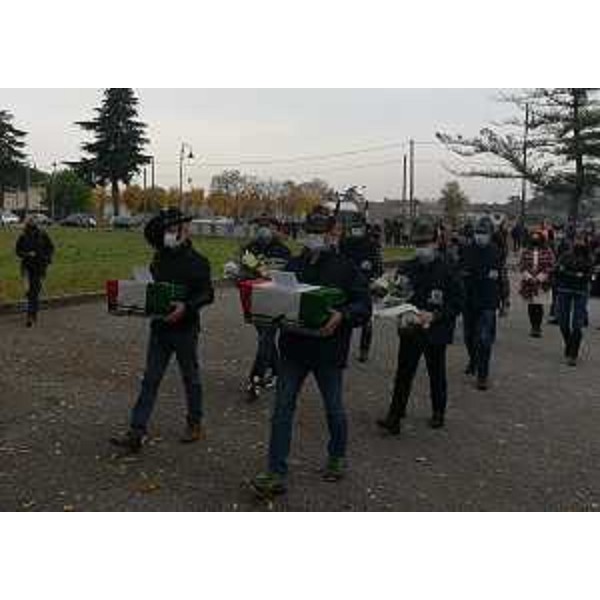 L'arrivo delle salme dei due alpini al cimitero di Gonars - L'arrivo delle salme dei due alpini al cimitero di Gonars