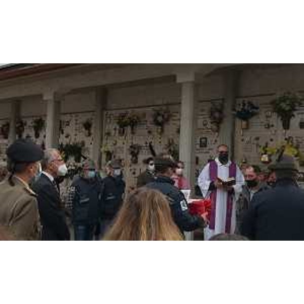 La tumulazione di una delle salme nel cimitero di Gonars - La tumulazione di una delle salme nel cimitero di Gonars