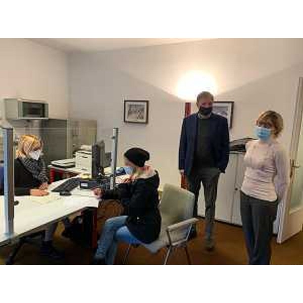 L'assessore regionale alle Finanze, Barbara Zilli, assieme al presidente della Camera di commercio Pordenone-Udine, Giovanni Da Pozzo, allo sportello per ottenere i ristori. - L'assessore regionale alle Finanze, Barbara Zilli, assieme al presidente della Camera di commercio Pordenone-Udine, Giovanni Da Pozzo, allo sportello per ottenere i ristori.