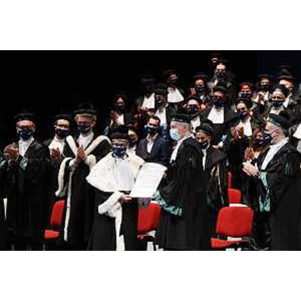 Il rettore Pinton consegna la laurea honoris causa a Franco Gabrielli - Il rettore Pinton consegna la laurea honoris causa a Franco Gabrielli