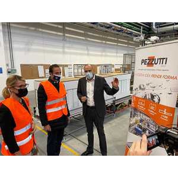 Il governatore della Regione Massimiliano Fedriga con il Ceo di Pezzutti Group Emanuele Bassetto e la presidente di Friulia Federica Seganti. - Il governatore della Regione Massimiliano Fedriga con il Ceo di Pezzutti Group Emanuele Bassetto e la presidente di Friulia Federica Seganti.