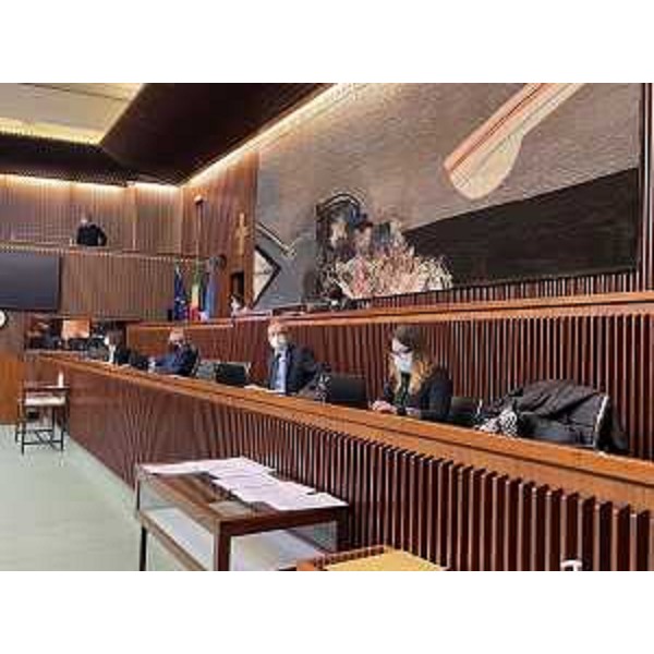 Il presidente Ivo Moras e l'assessore Alessia Rosolen durante i lavori della III Commissione - Il presidente Ivo Moras e l'assessore Alessia Rosolen durante i lavori della III Commissione