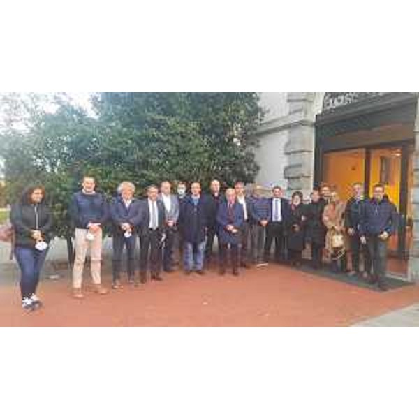 Gli amministratori pubblici presenti all'incontro di Manzano - Gli amministratori pubblici presenti all'incontro di Manzano