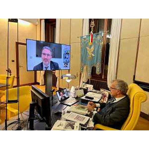 Il presidente del Cr Fvg, Piero Mauro Zanin, in videoconferenza con il presidente della Provincia autonoma di Bolzano, Arno Kompatscher - Il presidente del Cr Fvg, Piero Mauro Zanin, in videoconferenza con il presidente della Provincia autonoma di Bolzano, Arno Kompatscher