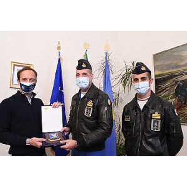 Il governatore del Friuli Venezia Giulia Massimiliano Fedriga (a sinistra) con il comandante uscente delle Frecce Tricolori, il tenente colonnello Gaetano Farina (al centro), e il tenente colonnello Stefano Vit (a destra), che subentrerà a breve al comando della Pan. - Il governatore del Friuli Venezia Giulia Massimiliano Fedriga (a sinistra) con il comandante uscente delle Frecce Tricolori, il tenente colonnello Gaetano Farina (al centro), e il tenente colonnello Stefano Vit (a destra), che subentrerà a breve al comando della Pan. 