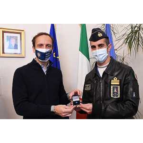 Il governatore del Friuli Venezia Giulia Massimiliano Fedriga (a sinistra) con il prossimo comandante delle Frecce Tricolori, il tenente colonnello Stefano Vit. - Il governatore del Friuli Venezia Giulia Massimiliano Fedriga (a sinistra) con il prossimo comandante delle Frecce Tricolori, il tenente colonnello Stefano Vit.
