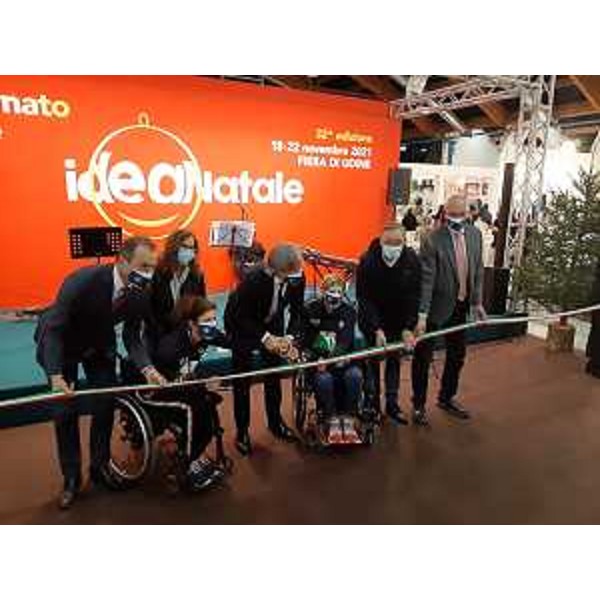 L'assessore regionale alle Attivitò produttive e al Turismo Sergio Emidio Bini taglia il nastro della 32esima edizione di Idea Natale a Udine - L'assessore regionale alle Attivitò produttive e al Turismo Sergio Emidio Bini taglia il nastro della 32esima edizione di Idea Natale a Udine