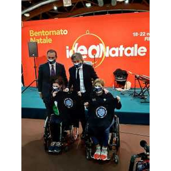 L'assessore regionale alle Attività produttive e al Turismo Sergio Emidio Bini (in alto a destra) con l'amministratore unico di Udine e Gorizia Fiere spa Lucio Gomiero e le campionesse paralimpiche Katia Aere e Giada Rossi, madrine di Idea Natale - L'assessore regionale alle Attività produttive e al Turismo Sergio Emidio Bini (in alto a destra) con l'amministratore unico di Udine e Gorizia Fiere spa Lucio Gomiero e le campionesse paralimpiche Katia Aere e Giada Rossi, madrine di Idea Natale