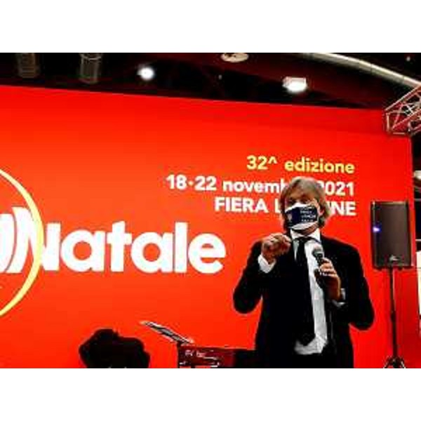 L'assessore regionale alle Attività produttive e al Turismo Sergio Emidio Bini sul palco inaugurale di IdeaNatale - L'assessore regionale alle Attività produttive e al Turismo Sergio Emidio Bini sul palco inaugurale di IdeaNatale