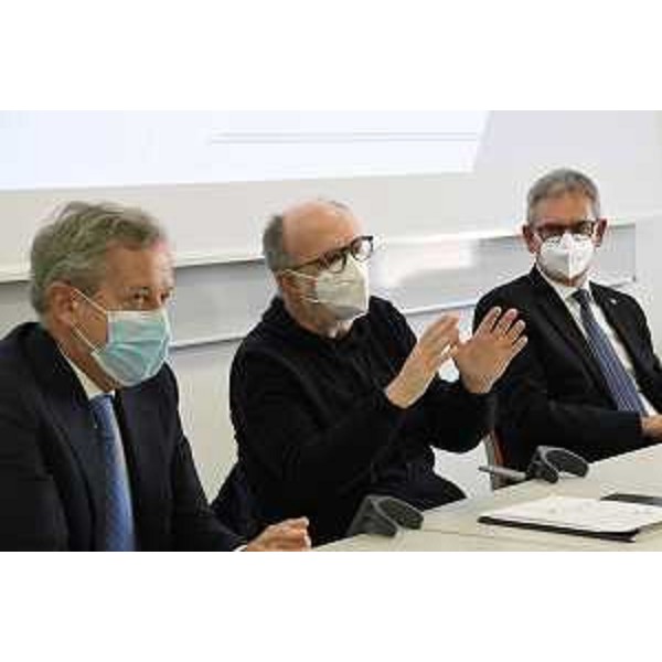 Il vicegovernatore Riccaro Riccardi assieme al rettore dell'Università di Trieste, Roberto Di Lenarda, e al direttore del Dipartimento ad Attività Integrata di Chirurgia di Asugi Niccolò de Manzini - Il vicegovernatore Riccaro Riccardi assieme al rettore dell'Università di Trieste, Roberto Di Lenarda, e al direttore del Dipartimento ad Attività Integrata di Chirurgia di Asugi Niccolò de Manzini