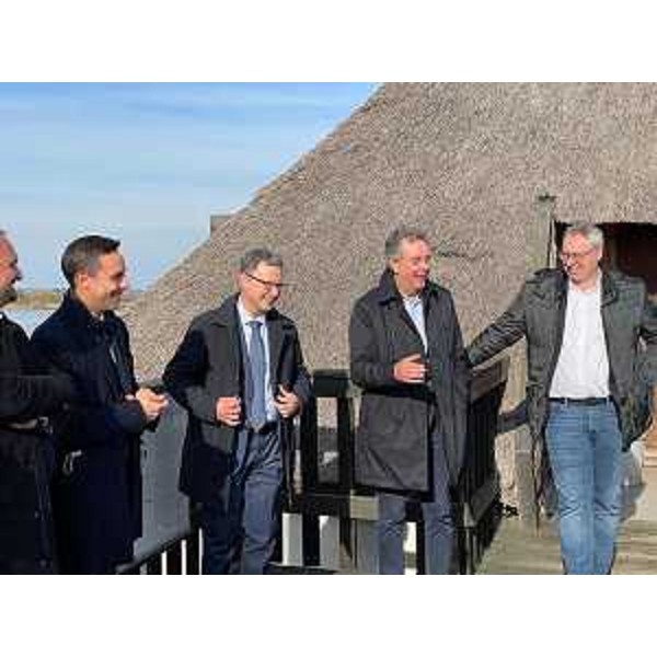 La consegna simbolica delle chiavi del Centro visite della Riserva naturale Valle Canal Novo di Marano Lagunare alla rappresentante dei gestori. - La consegna simbolica delle chiavi del Centro visite della Riserva naturale Valle Canal Novo di Marano Lagunare alla rappresentante dei gestori. 