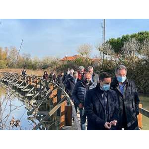 Gli assessori regionali alle Risorse agroalimentari e forestali con delega alle aree protette Stefano Zannier e alle Infrastrutture e territorio Graziano Pizzimenti al Centro visite della Riserva naturale Valle Canal Novo. - Gli assessori regionali alle Risorse agroalimentari e forestali con delega alle aree protette Stefano Zannier e alle Infrastrutture e territorio Graziano Pizzimenti al Centro visite della Riserva naturale Valle Canal Novo.