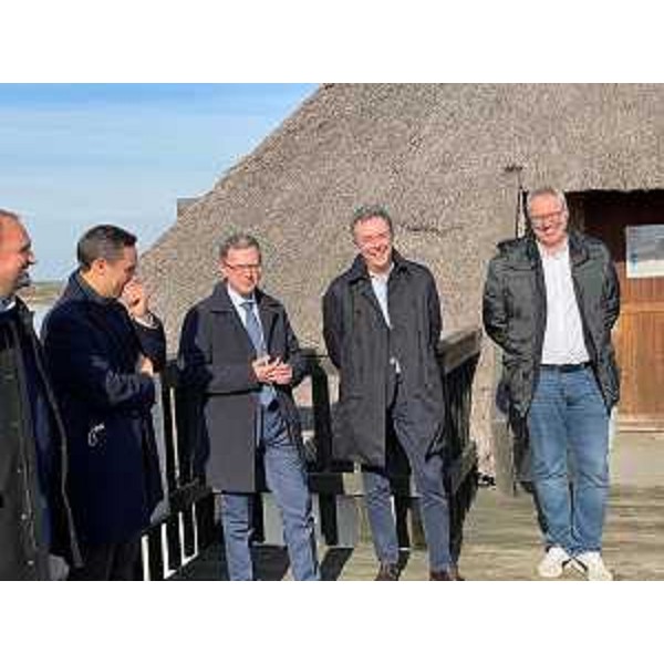 Gli assessori regionali alle Risorse agroalimentari e forestali con delega alle aree protette Stefano Zannier e alle Infrastrutture e territorio Graziano Pizzimenti al Centro visite della Riserva naturale Valle Canal Novo. - Gli assessori regionali alle Risorse agroalimentari e forestali con delega alle aree protette Stefano Zannier e alle Infrastrutture e territorio Graziano Pizzimenti al Centro visite della Riserva naturale Valle Canal Novo.