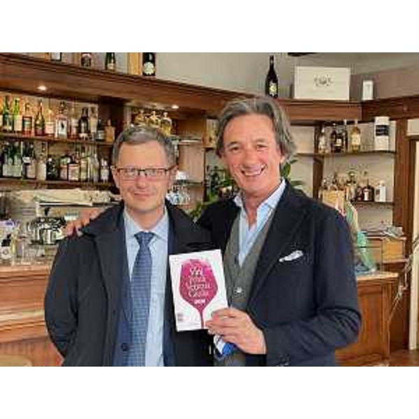 L'assessore Stefano Zannier e l'editore Nicolò Gambarotto. - L'assessore Stefano Zannier e l'editore Nicolò Gambarotto.