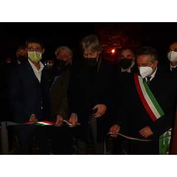 L'assessore regionale alle Attività produttive e turismo, Sergio Emidio Bini con il presidente del Cluster Legno Arredo Matteo Tonon e il sindaco di Manzano, Piero Furlani, al atglio del nastro di Villa Tavagnacco - Manzano, 22 novembre 2021. - L'assessore regionale alle Attività produttive e turismo, Sergio Emidio Bini con il presidente del Cluster Legno Arredo Matteo Tonon e il sindaco di Manzano, Piero Furlani, al atglio del nastro di Villa Tavagnacco - Manzano, 22 novembre 2021.