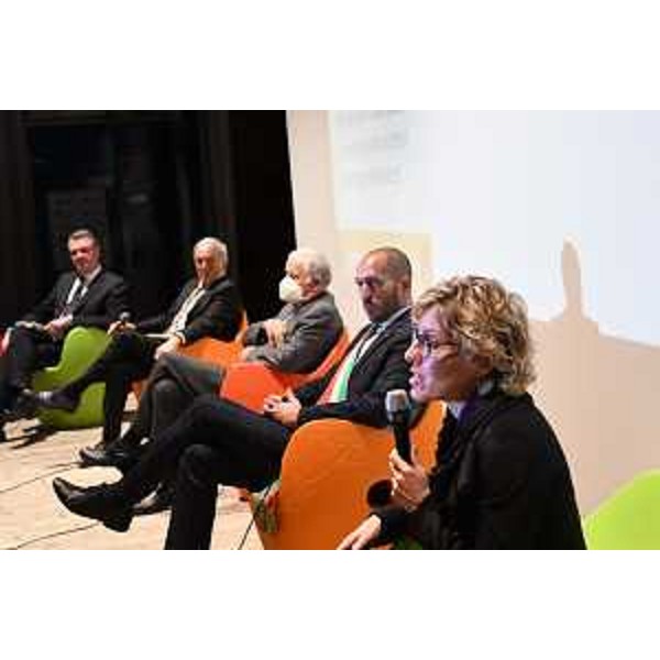 Lassessore regionale alle Finanze Barbara Zilli nel corso della presentazione del volume biografico "La luna sulle ali. La Protezione civile, il ritratto di unepoca", omaggio alla vita e alle opere di Giuseppe Zamberletti del giornalista Gianni Spartà. - Lassessore regionale alle Finanze Barbara Zilli nel corso della presentazione del volume biografico "La luna sulle ali. La Protezione civile, il ritratto di unepoca", omaggio alla vita e alle opere di Giuseppe Zamberletti del giornalista Gianni Spartà. 