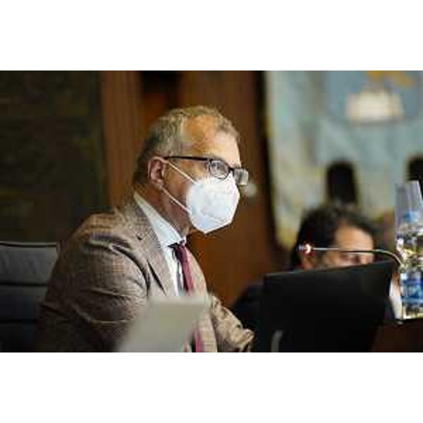 Il presidente del Cr Fvg, Piero Mauro Zanin, mentre riporta all'Aula le parole del presidente della Repubblica, Sergio Mattarella - Il presidente del Cr Fvg, Piero Mauro Zanin, mentre riporta all'Aula le parole del presidente della Repubblica, Sergio Mattarella