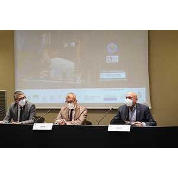 Il tavolo dei relatori con, da sx, l'assessore Fvg ai Corregionali all'estero, Pierpaolo Roberti, il presidente del Cr Fvg, Piero Mauro Zanin, e il presidente dell'Ente Friuli nel mondo, Loris Basso - Il tavolo dei relatori con, da sx, l'assessore Fvg ai Corregionali all'estero, Pierpaolo Roberti, il presidente del Cr Fvg, Piero Mauro Zanin, e il presidente dell'Ente Friuli nel mondo, Loris Basso