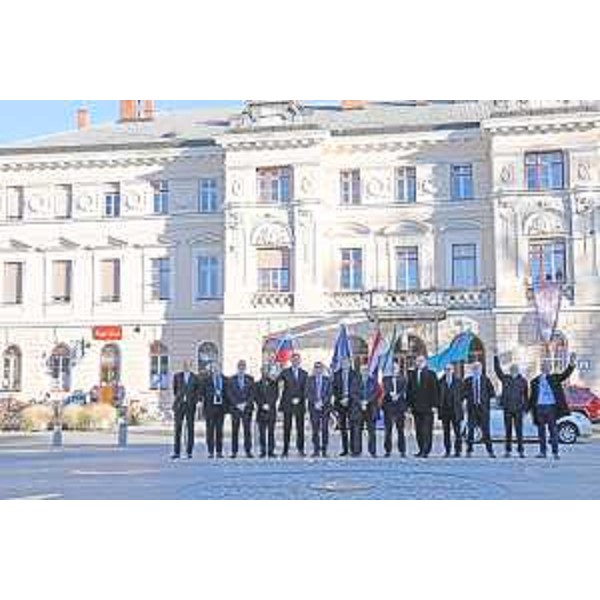 L'assessore regionale al Patrimonio, Sebastiano Callari assieme al segretario di Stato del Ministero delle infrastrutture della Repubblica di Slovenia Bla Koorok e al Segretario di Stato del Ministero delleconomia e sviluppo sostenibile della Repubblica di Croazia Ivo Milatic, allevento a sostegno del progetto di sviluppo della North Adriatic cross-border Hydrogen Valley, tenutosi nel piazzale della Transalpina a Nova Gorica - L'assessore regionale al Patrimonio, Sebastiano Callari assieme al segretario di Stato del Ministero delle infrastrutture della Repubblica di Slovenia Bla Koorok e al Segretario di Stato del Ministero delleconomia e sviluppo sostenibile della Repubblica di Croazia Ivo Milatic, allevento a sostegno del progetto di sviluppo della North Adriatic cross-border Hydrogen Valley, tenutosi nel piazzale della Transalpina a Nova Gorica