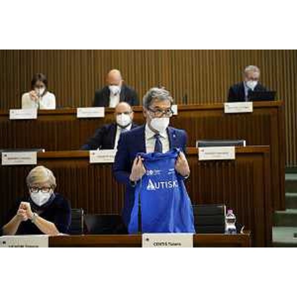 Tiziano Centis (Cittadini) mentre illustra in Aula l'iniziativa di sensibilizzazione sull'autismo - Tiziano Centis (Cittadini) mentre illustra in Aula l'iniziativa di sensibilizzazione sull'autismo