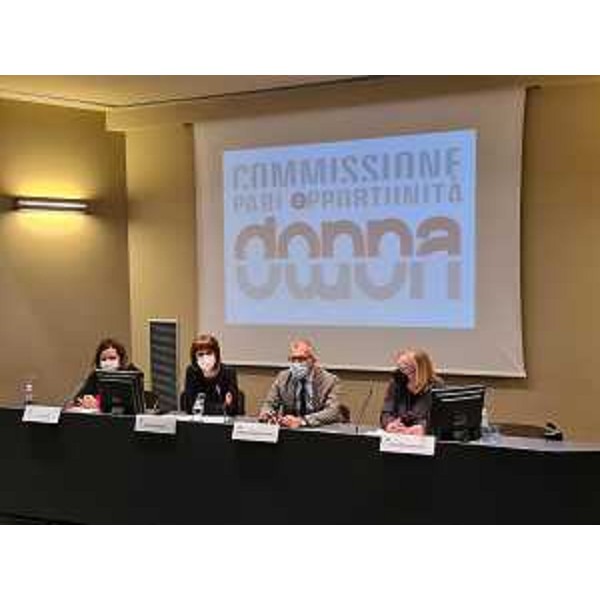 La conferenza stampa con, da sx, la dirigente scolastica alida Misso, l'assessore Fvg alle Pari opportunità, Alessia Rosolen, il presidente del Cr Fvg, Piero Mauro Zanin, e la presidente della Crpo, Dusy Marcolin - La conferenza stampa con, da sx, la dirigente scolastica alida Misso, l'assessore Fvg alle Pari opportunità, Alessia Rosolen, il presidente del Cr Fvg, Piero Mauro Zanin, e la presidente della Crpo, Dusy Marcolin