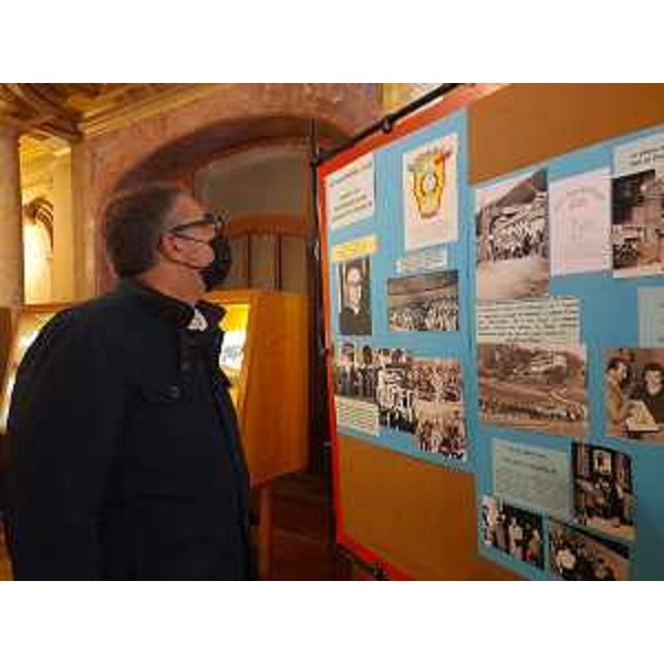 L'assessore Roberti visita la mostra fotografica della Repubblica dei Ragazzi - L'assessore Roberti visita la mostra fotografica della Repubblica dei Ragazzi