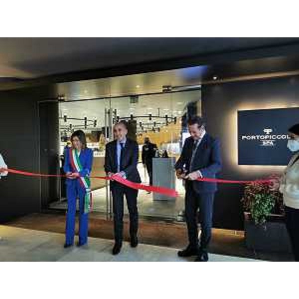 L'assessore regionale Fabio Scoccimarro al taglio del nastro della Spa di Portopiccolo con il sindaco Daniele Pallotta - L'assessore regionale Fabio Scoccimarro al taglio del nastro della Spa di Portopiccolo con il sindaco Daniele Pallotta