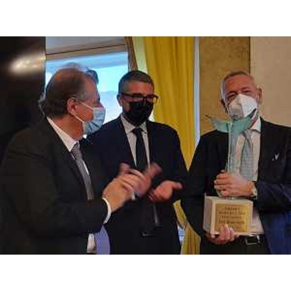 L'assessore regionale Pierpaolo Roberti (al centro) consegna il Premio Barcola a Bruno Zvech (a destra) insieme al presidente del Comitato che assegna il riconoscimento, Alberto Cattaruzza - L'assessore regionale Pierpaolo Roberti (al centro) consegna il Premio Barcola a Bruno Zvech (a destra) insieme al presidente del Comitato che assegna il riconoscimento, Alberto Cattaruzza