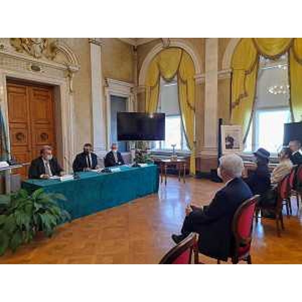 La cerimonia di consegna del Premio Barcola. Al tavolo l'assessore regionale Pierpaolo Roberti tra il presidente del Premio Alberto Cattaruzza e Bruno Zvech, vincitore della 27esima edizione. In prima fila il commissario del Governo Annunziato Vardè - La cerimonia di consegna del Premio Barcola. Al tavolo l'assessore regionale Pierpaolo Roberti tra il presidente del Premio Alberto Cattaruzza e Bruno Zvech, vincitore della 27esima edizione. In prima fila il commissario del Governo Annunziato Vardè