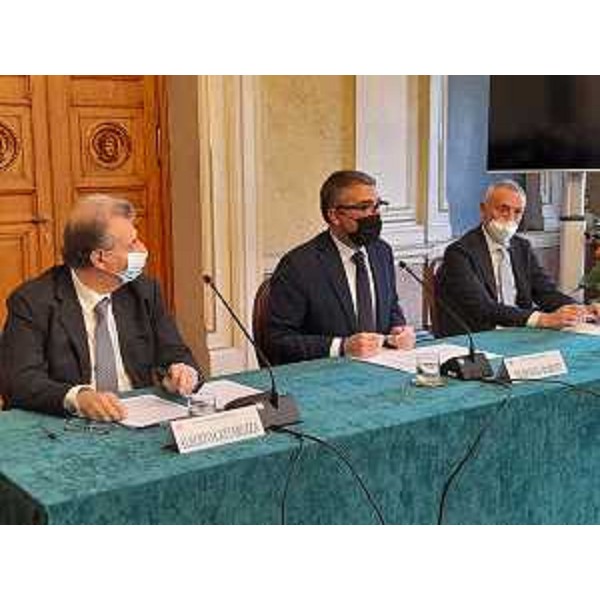 L'assessore regionale Pierpaolo Roberti (al centro) porta il saluto della Regione al Premio Barcola - L'assessore regionale Pierpaolo Roberti (al centro) porta il saluto della Regione al Premio Barcola