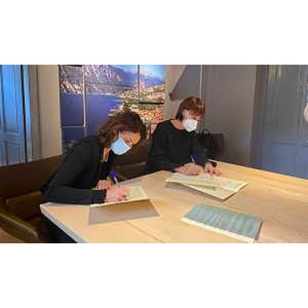 L'assessore regionale del Friuli Venezia Giulia Alessia Rosolen a Trento durante la sottoscrizione del protocollo d'intesa con l'assessore della Provincia autonoma di Trento Stefania Segnana - L'assessore regionale del Friuli Venezia Giulia Alessia Rosolen a Trento durante la sottoscrizione del protocollo d'intesa con l'assessore della Provincia autonoma di Trento Stefania Segnana