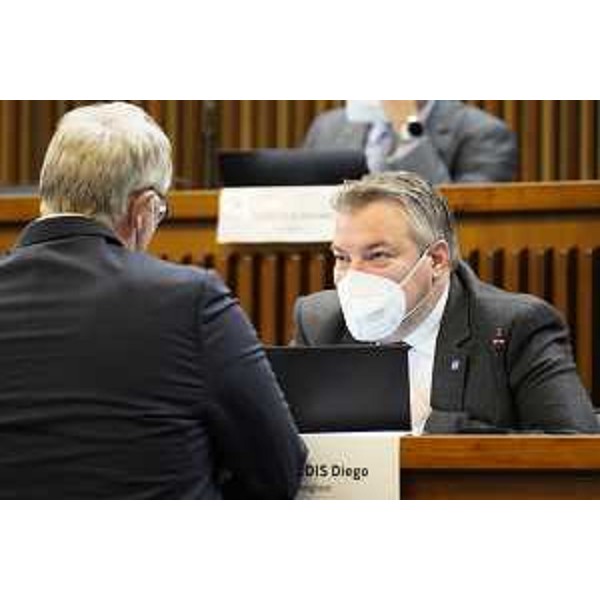 Diego Bernardis (Lega) a colloquio col suo capogruppo, Mauro Bordin (di spalle) - Diego Bernardis (Lega) a colloquio col suo capogruppo, Mauro Bordin (di spalle)