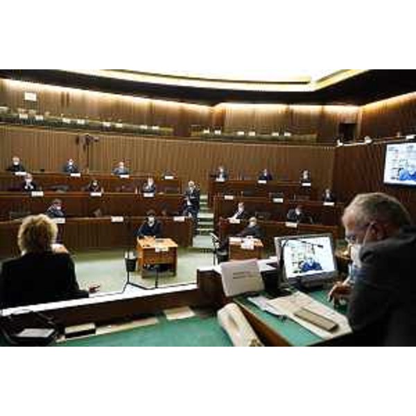 Il presidente del Cr Fvg, Piero Mauro Zanin, guida i lavori durante la discussione della mozione - Il presidente del Cr Fvg, Piero Mauro Zanin, guida i lavori durante la discussione della mozione