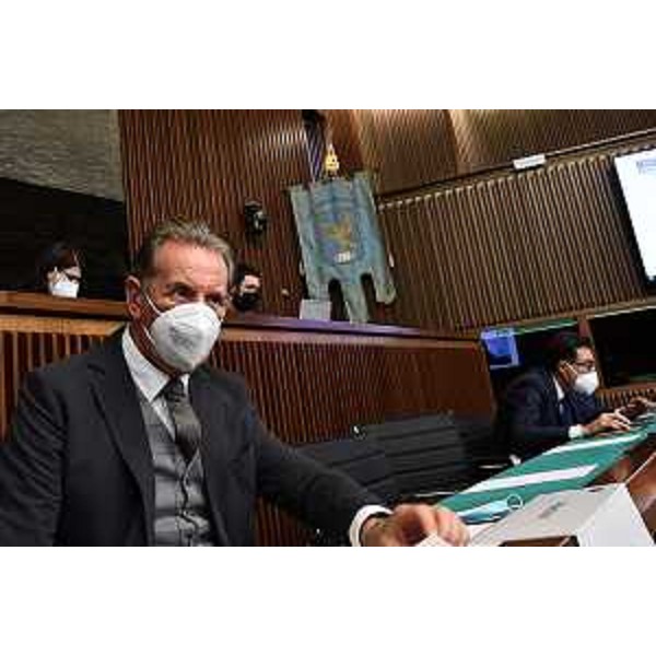 L'assessore regionale all'Ambiente Fabio Scoccimarro durante il suo intervento inAula - L'assessore regionale all'Ambiente Fabio Scoccimarro durante il suo intervento inAula