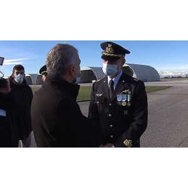 Il presidente del Cr Fvg, Piero Mauro Zanin, ringrazia per l'operato il comandante uscente Gaetano Farina - Il presidente del Cr Fvg, Piero Mauro Zanin, ringrazia per l'operato il comandante uscente Gaetano Farina